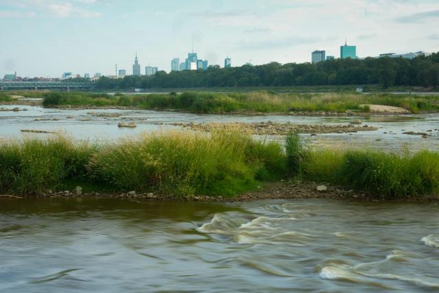 (260713) -- WARSAW, July 13, 2026 (Xinhua) -- Water flows between exposed sandbanks in the Vistula River in Warsaw, Poland, July 13, 2026. Poland's longest river, the Vistula, has fallen to historically low water levels amid drought. Recent data from the Institute of Meteorology and Water Management showed that the river level at the Warsaw-Bulwary monitoring station had dropped to 19 centimeters, far below the normal level of around 230 centimeters. (Photo by Jaap Arriens/Xinhua)