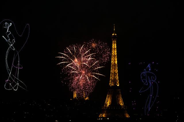 (260713) -- PARIS, July 13, 2026 (Xinhua) -- Fireworks illuminate the sky near the Eiffel Tower during the Bastille Day celebrations in Paris, France, on July 13, 2026. (Xinhua/Wu Huiwo)