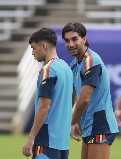 (260714) -- DALLAS, July 14, 2026 (Xinhua) -- Ferran Torres (R) and Pedri of Spain attend a training session ahead of the semi-final match between France and Spain at the 2026 FIFA World Cup in Dallas, the United States, on July 13, 2026. (Xinhua/Hu Xingyu)