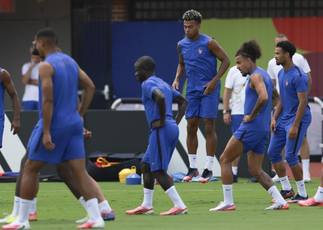 (260714) -- DALLAS, July 14, 2026 (Xinhua) -- Desire Doue (3rd L) of France attends a training session ahead of the semi-final match between France and Spain at the 2026 FIFA World Cup in Dallas, the United States, on July 13, 2026. (Xinhua/Hu Xingyu)