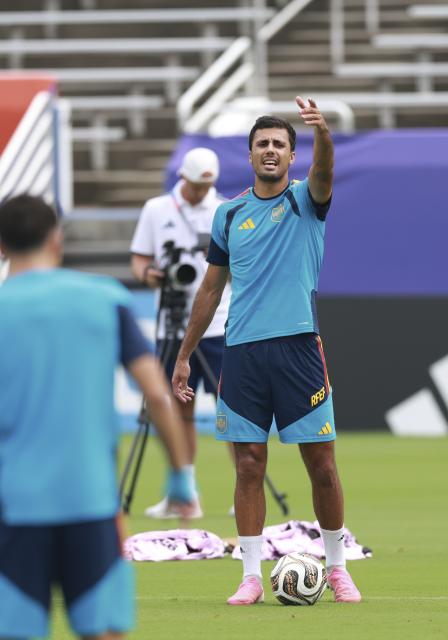 (260714) -- DALLAS, July 14, 2026 (Xinhua) -- Rodri of Spain attends a training session ahead of the semi-final match between France and Spain at the 2026 FIFA World Cup in Dallas, the United States, on July 13, 2026. (Xinhua/Hu Xingyu)