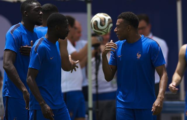 (260714) -- DALLAS, July 14, 2026 (Xinhua) -- Kylian Mbappe (R) and Ousmane Dembele of France communicate during a training session ahead of the semi-final match between France and Spain at the 2026 FIFA World Cup in Dallas, the United States, on July 13, 2026. (Xinhua/Hu Xingyu)