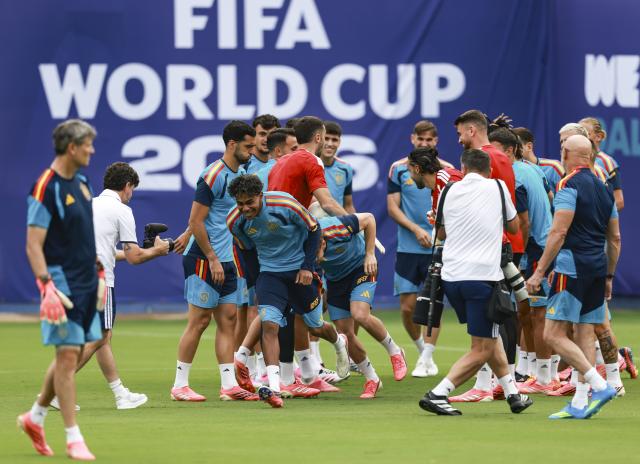 (260714) -- DALLAS, July 14, 2026 (Xinhua) -- Players of Spain celebrate the birthday of Lamine Yamal and Victor Munoz before a training session ahead of the semi-final match between France and Spain at the 2026 FIFA World Cup in Dallas, the United States, on July 13, 2026. (Xinhua/Hu Xingyu)