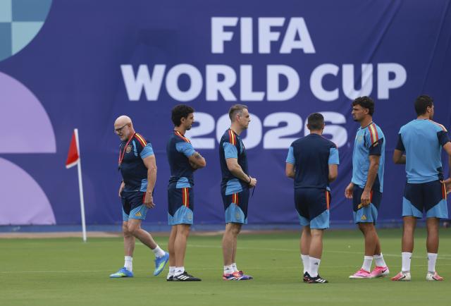 (260714) -- DALLAS, July 14, 2026 (Xinhua) -- Luis de la Fuente (1st L), head coach of Spain, is seen before a training session ahead of the semi-final match between France and Spain at the 2026 FIFA World Cup in Dallas, the United States, on July 13, 2026. (Xinhua/Hu Xingyu)