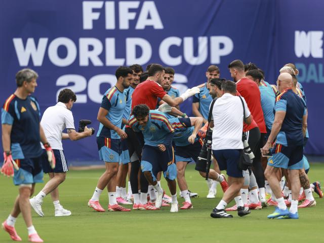 (260714) -- DALLAS, July 14, 2026 (Xinhua) -- Players of Spain celebrate the birthday of Lamine Yamal and Victor Munoz before a training session ahead of the semi-final match between France and Spain at the 2026 FIFA World Cup in Dallas, the United States, on July 13, 2026. (Xinhua/Hu Xingyu)