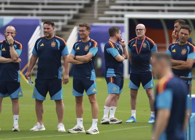 (260714) -- DALLAS, July 14, 2026 (Xinhua) -- Luis de la Fuente (5th L), head coach of Spain, is seen during a training session ahead of the semi-final match between France and Spain at the 2026 FIFA World Cup in Dallas, the United States, on July 13, 2026. (Xinhua/Hu Xingyu)