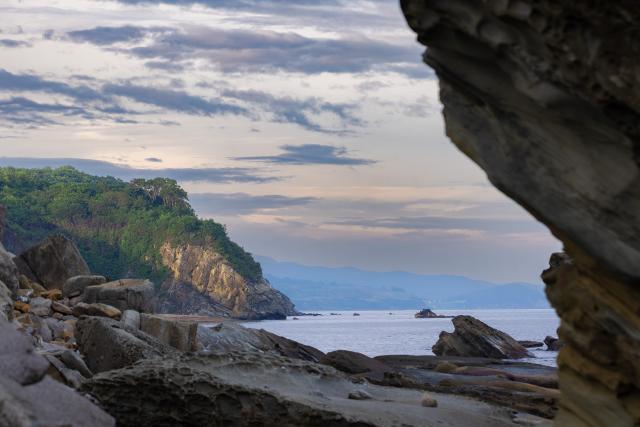 (260714) -- VLADIVOSTOK, July 14, 2026 (Xinhua) -- This photo taken on July 13, 2026 shows a view of the Sun Beach in Vladivostok, Russia. Sun Beach is famous for its unique rock formations, some of which resemble animals such as seals and toads. (Photo by Andrey Matveenko/Xinhua)