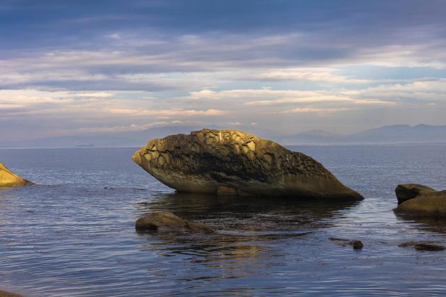 (260714) -- VLADIVOSTOK, July 14, 2026 (Xinhua) -- This photo taken on July 13, 2026 shows a view of the Sun Beach in Vladivostok, Russia. Sun Beach is famous for its unique rock formations, some of which resemble animals such as seals and toads. (Photo by Andrey Matveenko/Xinhua)