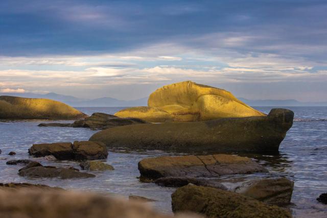 (260714) -- VLADIVOSTOK, July 14, 2026 (Xinhua) -- This photo taken on July 13, 2026 shows a view of the Sun Beach in Vladivostok, Russia. Sun Beach is famous for its unique rock formations, some of which resemble animals such as seals and toads. (Photo by Andrey Matveenko/Xinhua)