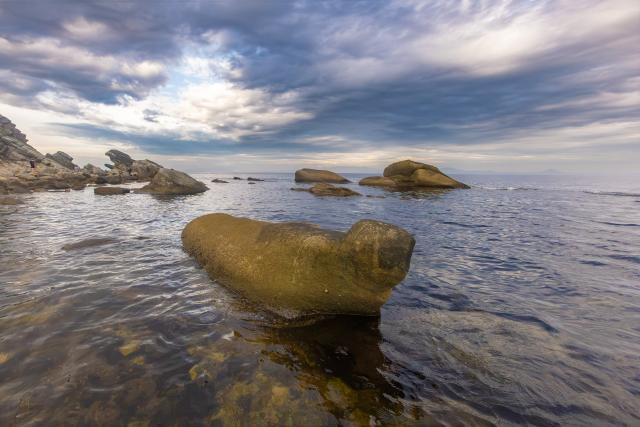 (260714) -- VLADIVOSTOK, July 14, 2026 (Xinhua) -- This photo taken on July 13, 2026 shows a view of the Sun Beach in Vladivostok, Russia. Sun Beach is famous for its unique rock formations, some of which resemble animals such as seals and toads. (Photo by Andrey Matveenko/Xinhua)