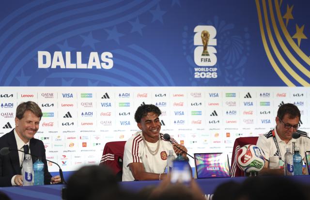 (260714) -- DALLAS, July 14, 2026 (Xinhua) -- Lamine Yamal (C) of Spain attends a press conference ahead of the semi-final match between France and Spain at the 2026 FIFA World Cup in Dallas, the United States, on July 13, 2026. (Xinhua/Hu Xingyu)