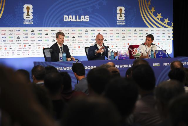 (260714) -- DALLAS, July 14, 2026 (Xinhua) -- Luis de la Fuente (C), head coach of Spain, attends a press conference ahead of the semi-final match between France and Spain at the 2026 FIFA World Cup in Dallas, the United States, on July 13, 2026. (Xinhua/Hu Xingyu)