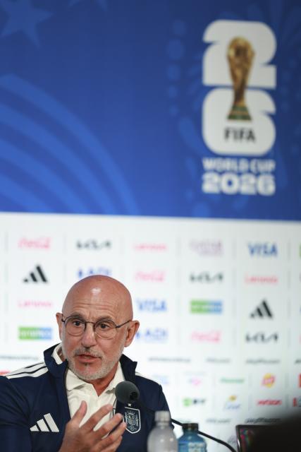 (260714) -- DALLAS, July 14, 2026 (Xinhua) -- Luis de la Fuente, head coach of Spain, attends a press conference ahead of the semi-final match between France and Spain at the 2026 FIFA World Cup in Dallas, the United States, on July 13, 2026. (Xinhua/Hu Xingyu)