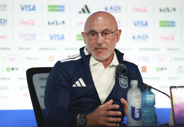 (260714) -- DALLAS, July 14, 2026 (Xinhua) -- Luis de la Fuente, head coach of Spain, attends a press conference ahead of the semi-final match between France and Spain at the 2026 FIFA World Cup in Dallas, the United States, on July 13, 2026. (Xinhua/Hu Xingyu)