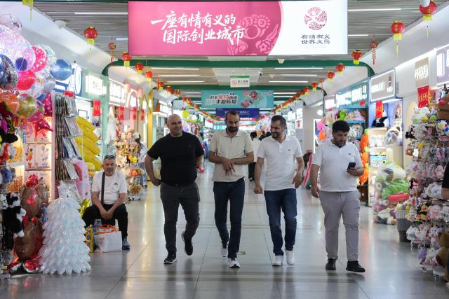 (260714) -- BEIJING, July 14, 2026 (Xinhua) -- Foreign buyers shop at the Yiwu International Trade Market in Yiwu, east China's Zhejiang Province, May 15, 2026. (Xinhua/Huang Zongzhi)
