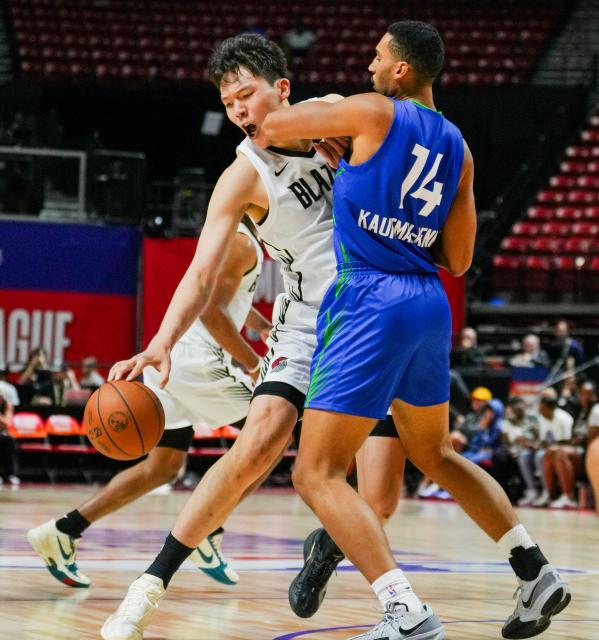 (260714) -- LAS VEGAS, July 14, 2026 (Xinhua) -- Yang Hansen (L) of Portland Trail Blazers competes during the match between Portland Trail Blazers and Minnesota Timberwolves at the 2026 NBA Summer League in Las Vegas, the United States, July 13, 2026. (Photo by Sun Yuxuan/Xinhua)