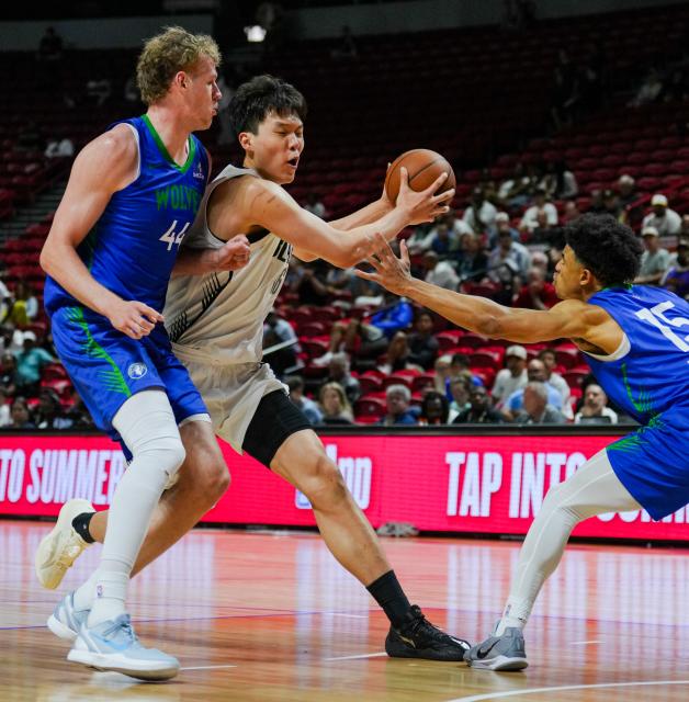 (260714) -- LAS VEGAS, July 14, 2026 (Xinhua) -- Yang Hansen (C) of Portland Trail Blazers competes during the match between Portland Trail Blazers and Minnesota Timberwolves at the 2026 NBA Summer League in Las Vegas, the United States, July 13, 2026. (Photo by Sun Yuxuan/Xinhua)