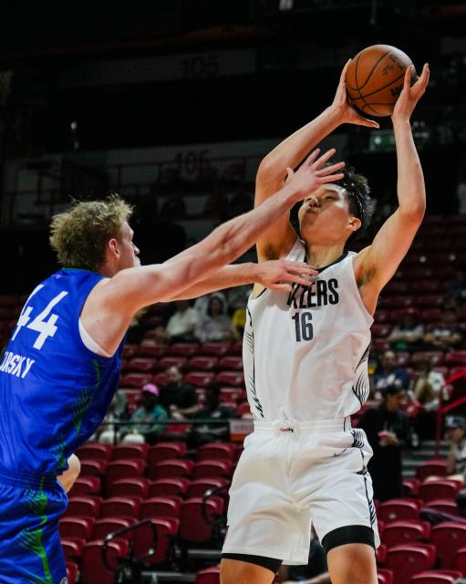 (260714) -- LAS VEGAS, July 14, 2026 (Xinhua) -- Yang Hansen (R) of Portland Trail Blazers goes for a layup during the match between Portland Trail Blazers and Minnesota Timberwolves at the 2026 NBA Summer League in Las Vegas, the United States, July 13, 2026. (Photo by Sun Yuxuan/Xinhua)