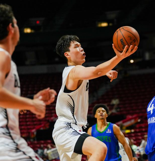 (260714) -- LAS VEGAS, July 14, 2026 (Xinhua) -- Yang Hansen of Portland Trail Blazers goes for a layup during the match between Portland Trail Blazers and Minnesota Timberwolves at the 2026 NBA Summer League in Las Vegas, the United States, July 13, 2026. (Photo by Sun Yuxuan/Xinhua)