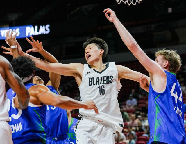 (260714) -- LAS VEGAS, July 14, 2026 (Xinhua) -- Yang Hansen (C) of Portland Trail Blazers fights for a rebound during the match between Portland Trail Blazers and Minnesota Timberwolves at the 2026 NBA Summer League in Las Vegas, the United States, July 13, 2026. (Photo by Sun Yuxuan/Xinhua)