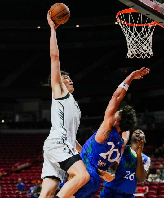 (260714) -- LAS VEGAS, July 14, 2026 (Xinhua) -- Yang Hansen (L) of Portland Trail Blazers dunks during the match between Portland Trail Blazers and Minnesota Timberwolves at the 2026 NBA Summer League in Las Vegas, the United States, July 13, 2026. (Photo by Sun Yuxuan/Xinhua)