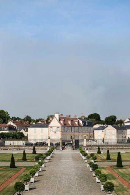 (260714) -- SEINE-ET-MARNE, July 14, 2026 (Xinhua) -- This photo taken on July 14, 2026 shows the Palace of Fontainebleau in Seine-et-Marne, France, with smoke from a wildfire rising in the distance. French police have detained 59 people across the country in connection with wildfires, including two suspects linked to the blaze in the Fontainebleau forest in Seine-et-Marne department, southeast of Paris, French Interior Minister Laurent Nunez said on Monday.
   The wildfire in the Fontainebleau forest broke out on Sunday evening and continued to spread on Monday. (Xinhua/Wu Huiwo)