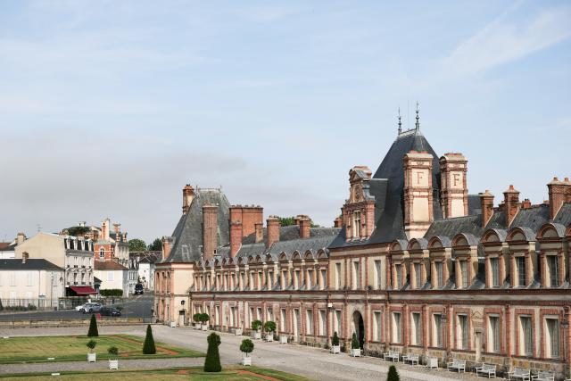 (260714) -- SEINE-ET-MARNE, July 14, 2026 (Xinhua) -- This photo taken on July 14, 2026 shows the Palace of Fontainebleau in Seine-et-Marne, France, with smoke from a wildfire rising in the distance. French police have detained 59 people across the country in connection with wildfires, including two suspects linked to the blaze in the Fontainebleau forest in Seine-et-Marne department, southeast of Paris, French Interior Minister Laurent Nunez said on Monday.
   The wildfire in the Fontainebleau forest broke out on Sunday evening and continued to spread on Monday. (Xinhua/Wu Huiwo)