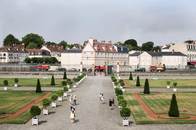 (260714) -- SEINE-ET-MARNE, July 14, 2026 (Xinhua) -- Fire trucks pass in front of the Palace of Fontainebleau in Seine-et-Marne, France, on July 14, 2026. French police have detained 59 people across the country in connection with wildfires, including two suspects linked to the blaze in the Fontainebleau forest in Seine-et-Marne department, southeast of Paris, French Interior Minister Laurent Nunez said on Monday.
   The wildfire in the Fontainebleau forest broke out on Sunday evening and continued to spread on Monday. (Xinhua/Wu Huiwo)