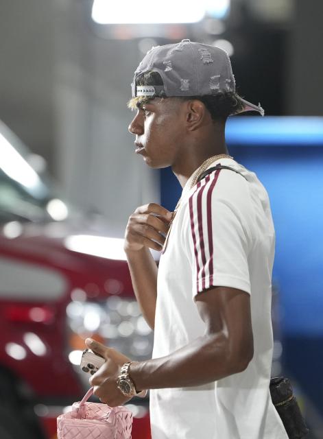 (260715) -- DALLAS, July 15, 2026 (Xinhua) -- Lamine Yamal of Spain arrives before the semifinal match between France and Spain at the 2026 FIFA World Cup at Dallas Stadium in Dallas, the United States, July 14, 2026. (Xinhua/Huang Zongzhi)