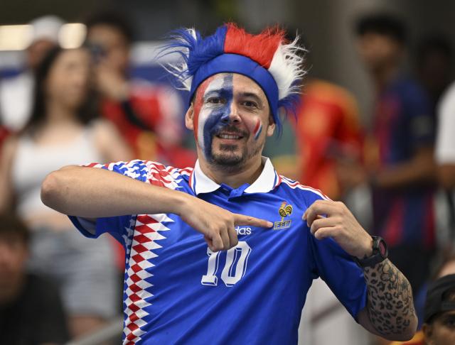 (260715) -- DALLAS, July 15, 2026 (Xinhua) -- A fan cheers for team France before the semifinal match between France and Spain at the 2026 FIFA World Cup at Dallas Stadium in Dallas, the United States, July 14, 2026. (Xinhua/Chen Yichen)