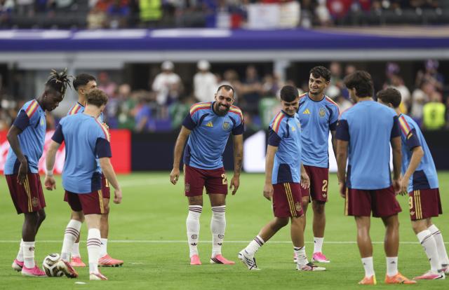(260715) -- DALLAS, July 15, 2026 (Xinhua) -- Players of Spain warm up before the semifinal match between France and Spain at the 2026 FIFA World Cup at Dallas Stadium in Dallas, the United States, July 14, 2026. (Xinhua/Xu Zijian)