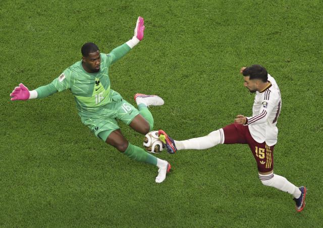 (260715) -- DALLAS, July 15, 2026 (Xinhua) -- Alex Baena (R) of Spain shoots during the semifinal match between France and Spain at the 2026 FIFA World Cup at Dallas Stadium in Dallas, the United States, July 14, 2026. (Xinhua/Hu Xingyu)