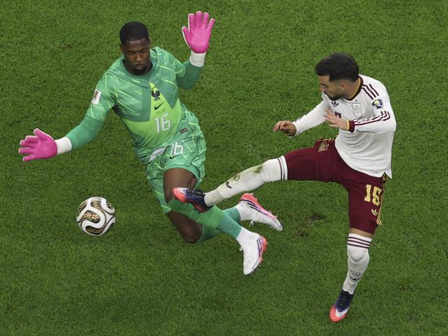(260715) -- DALLAS, July 15, 2026 (Xinhua) -- Alex Baena (R) of Spain shoots during the semifinal match between France and Spain at the 2026 FIFA World Cup at Dallas Stadium in Dallas, the United States, July 14, 2026. (Xinhua/Hu Xingyu)
