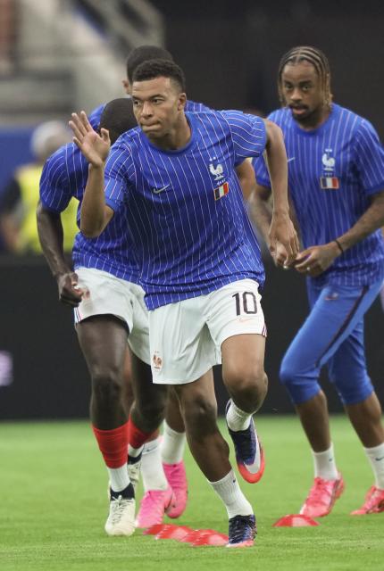 (260715) -- DALLAS, July 15, 2026 (Xinhua) -- Kylian Mbappe (L) of France warms up before the semifinal match between France and Spain at the 2026 FIFA World Cup at Dallas Stadium in Dallas, the United States, July 14, 2026. (Xinhua/Huang Zongzhi)