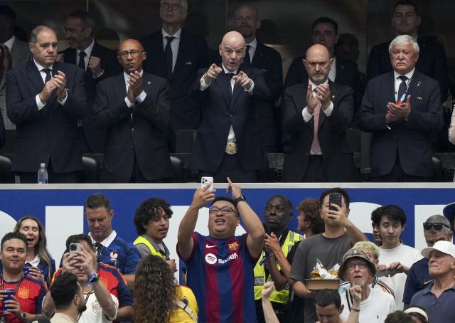 (260715) -- DALLAS, July 15, 2026 (Xinhua) -- FIFA President Gianni Infantino (C, top) is seen before the semifinal match between France and Spain at the 2026 FIFA World Cup at Dallas Stadium in Dallas, the United States, July 14, 2026. (Xinhua/Huang Zongzhi)