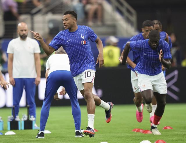 (260715) -- DALLAS, July 15, 2026 (Xinhua) -- Kylian Mbappe (L) of France warms up before the semifinal match between France and Spain at the 2026 FIFA World Cup at Dallas Stadium in Dallas, the United States, July 14, 2026. (Xinhua/Huang Zongzhi)