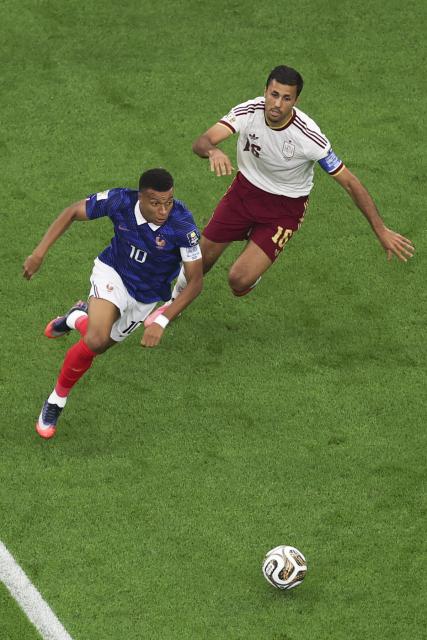 (260715) -- DALLAS, July 15, 2026 (Xinhua) -- Kylian Mbappe (L) of France breaks through during the semifinal match between France and Spain at the 2026 FIFA World Cup at Dallas Stadium in Dallas, the United States, July 14, 2026. (Xinhua/Hu Xingyu)