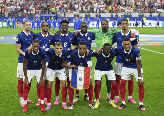 (260715) -- DALLAS, July 15, 2026 (Xinhua) -- Starting players of France pose for group photos before the semifinal match between France and Spain at the 2026 FIFA World Cup at Dallas Stadium in Dallas, the United States, July 14, 2026. (Xinhua/Wu Xiaoling)