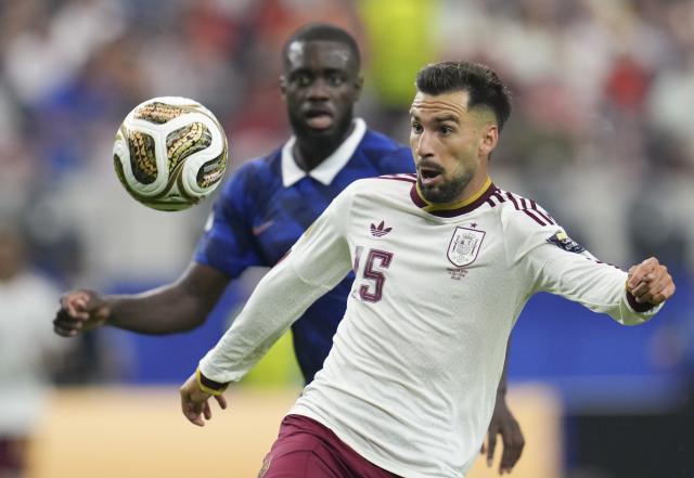 (260715) -- DALLAS, July 15, 2026 (Xinhua) -- Alex Baena (R) of Spain competes during the semifinal match between France and Spain at the 2026 FIFA World Cup at Dallas Stadium in Dallas, the United States, July 14, 2026. (Xinhua/Wu Xiaoling)