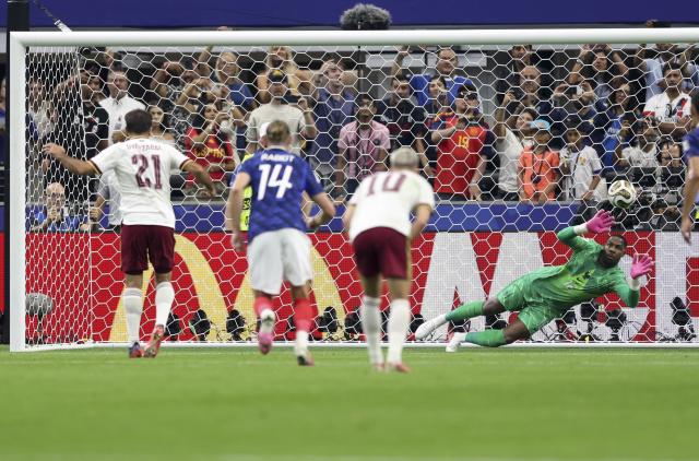 (260715) -- DALLAS, July 15, 2026 (Xinhua) -- Mike Maignan (1st R), goalkeeper of France, fails to make a save during the semifinal match between France and Spain at the 2026 FIFA World Cup at Dallas Stadium in Dallas, the United States, July 14, 2026. (Xinhua/Xu Zijian)