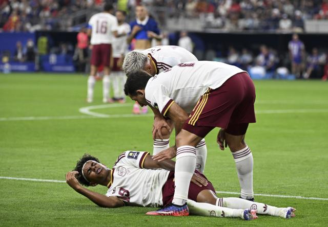 (260715) -- DALLAS, July 15, 2026 (Xinhua) -- Players of Spain check Lamine Yamal (bottom) during the semifinal match between France and Spain at the 2026 FIFA World Cup at Dallas Stadium in Dallas, the United States, July 14, 2026. (Xinhua/Chen Yichen)