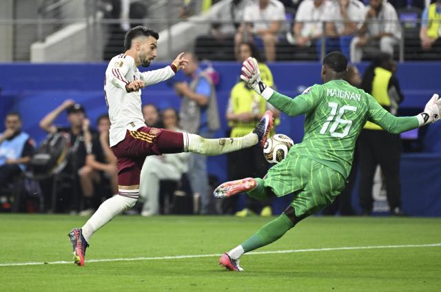 (260715) -- DALLAS, July 15, 2026 (Xinhua) -- Alex Baena (L) of Spain shoots during the semifinal match between France and Spain at the 2026 FIFA World Cup at Dallas Stadium in Dallas, the United States, July 14, 2026. (Xinhua/Chen Yichen)
