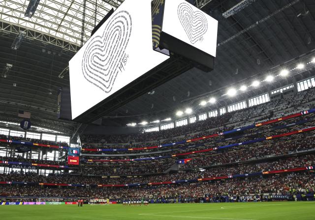 (260715) -- DALLAS, July 15, 2026 (Xinhua) -- Players of both sides observe a moment of silence before the semifinal match between France and Spain at the 2026 FIFA World Cup at Dallas Stadium in Dallas, the United States, July 14, 2026. (Xinhua/Chen Yichen)