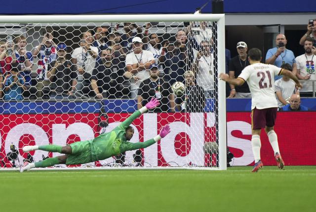 (260715) -- DALLAS, July 15, 2026 (Xinhua) -- Mike Maignan (L), goalkeeper of France, fails to make a save during the semifinal match between France and Spain at the 2026 FIFA World Cup at Dallas Stadium in Dallas, the United States, July 14, 2026. (Xinhua/Huang Zongzhi)