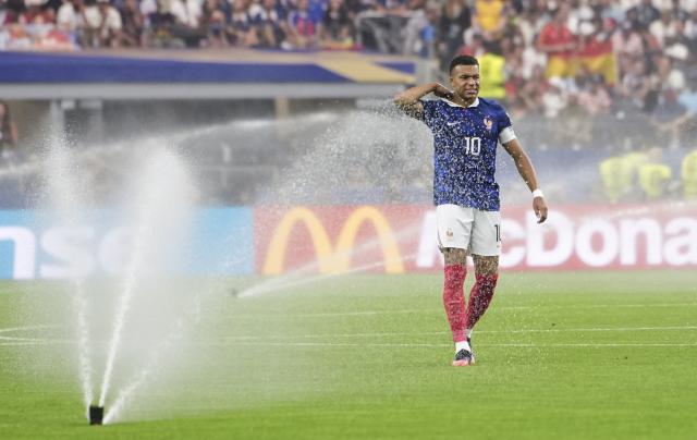 (260715) -- DALLAS, July 15, 2026 (Xinhua) -- Kylian Mbappe of France reacts in a hydration break during the semifinal match between France and Spain at the 2026 FIFA World Cup at Dallas Stadium in Dallas, the United States, July 14, 2026. (Xinhua/Huang Zongzhi)