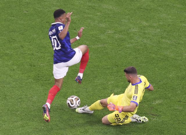 (260715) -- DALLAS, July 15, 2026 (Xinhua) -- Kylian Mbappe (top) of France competes during the semifinal match between France and Spain at the 2026 FIFA World Cup at Dallas Stadium in Dallas, the United States, July 14, 2026. (Xinhua/Hu Xingyu)