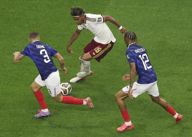(260715) -- DALLAS, July 15, 2026 (Xinhua) -- Lamine Yamal (C) of Spain breaks through during the semifinal match between France and Spain at the 2026 FIFA World Cup at Dallas Stadium in Dallas, the United States, July 14, 2026. (Xinhua/Hu Xingyu)