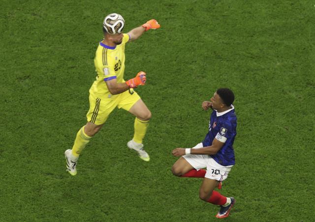(260715) -- DALLAS, July 15, 2026 (Xinhua) -- Kylian Mbappe (R) of France competes during the semifinal match between France and Spain at the 2026 FIFA World Cup at Dallas Stadium in Dallas, the United States, July 14, 2026. (Xinhua/Hu Xingyu)
