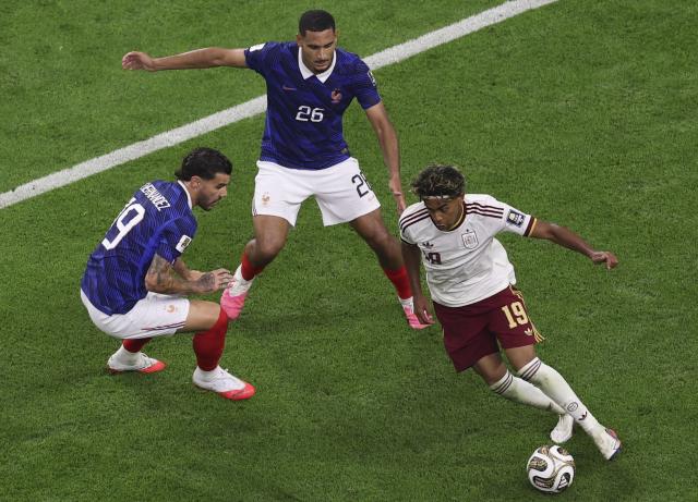 (260715) -- DALLAS, July 15, 2026 (Xinhua) -- Lamine Yamal (R) of Spain breaks through during the semifinal match between France and Spain at the 2026 FIFA World Cup at Dallas Stadium in Dallas, the United States, July 14, 2026. (Xinhua/Hu Xingyu)