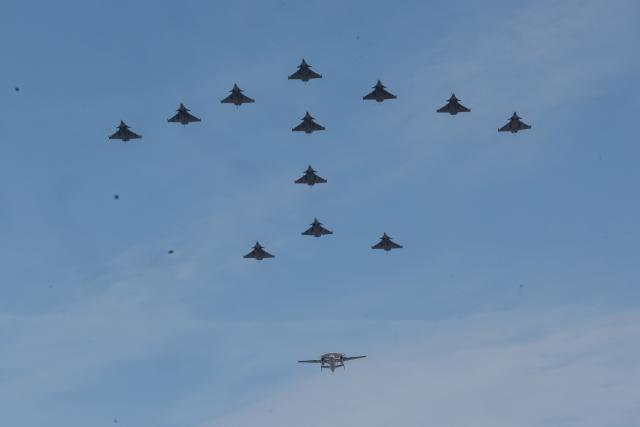 (260714) -- PARIS, July 14, 2026 (Xinhua) -- A flyover performance is seen during the annual Bastille Day military parade in Paris, France, on July 14, 2026. (Photo by Henri Szwarc/Xinhua)
